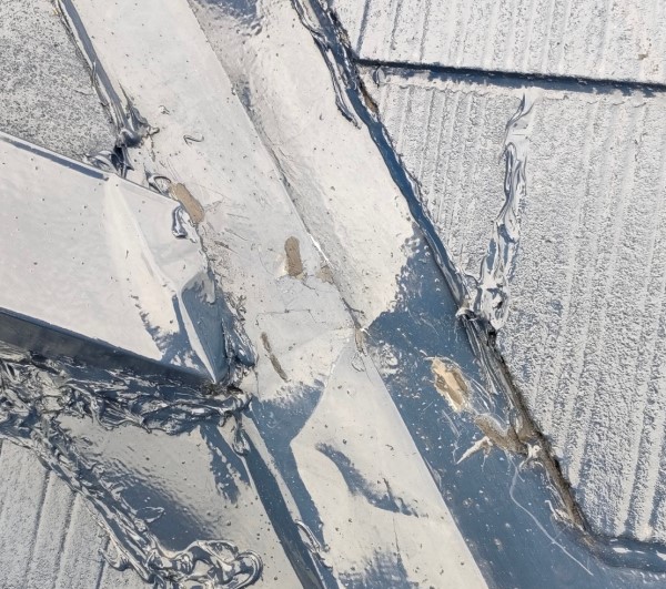 穴が開いた谷板金　施工前